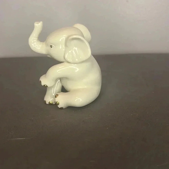 Adorable Lennox elephant with Gold Feet - Picture 2 of 4